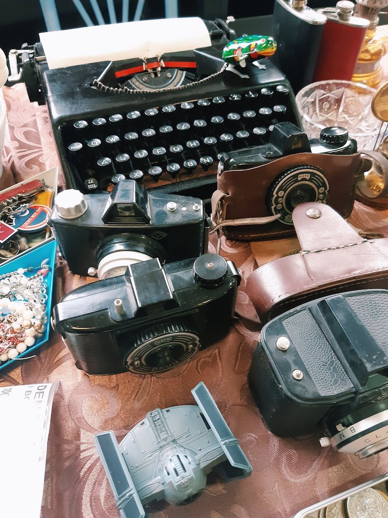 maszyna do pisania na wyprzedaży garażowej