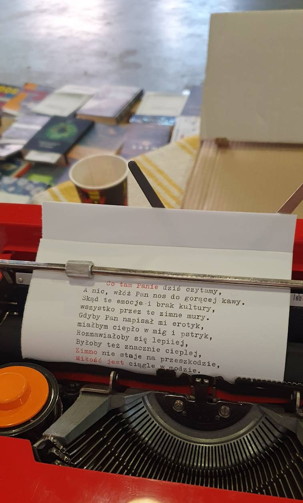 publiczne pisanie wierszy na maszynie